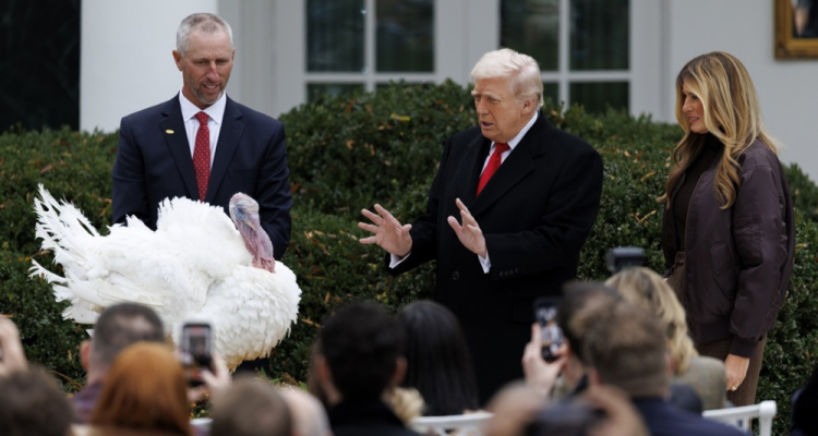 Trump ob zahvalnem dnevu pomilostil prazničnega purana
