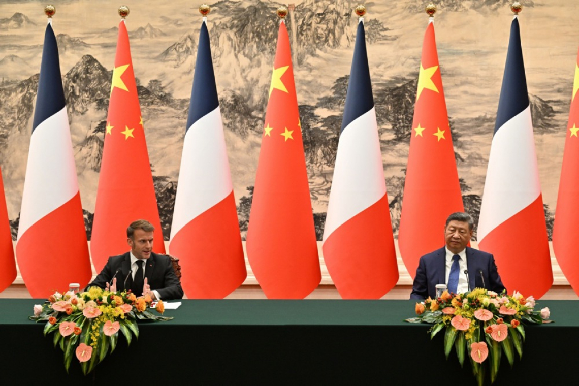 Macron v Pekingu za mir v Ukrajini in več kitajskih naložb v Franciji