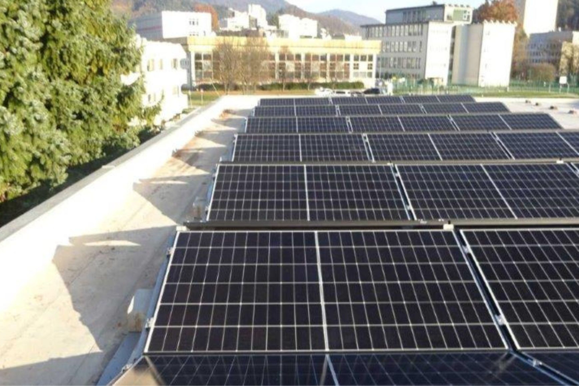 Velenje postavlja sončne elektrarne na javne objekte in gradi prvo energetsko skupnost