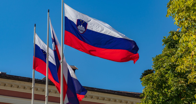 Kdaj se izobesi zastava Slovenije? 
