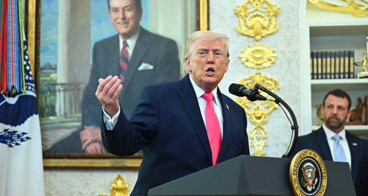 Trump vztraja, da potekajo pogajanja z Iranom