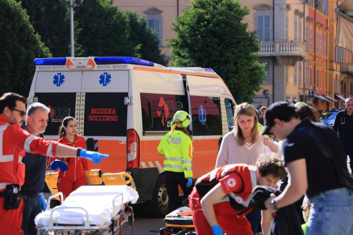 V Modeni z avtomobilom zapeljal med pešce in nato napadel z nožem