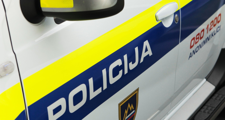 Dva mrtva v nesreči zaradi vožnje v napačno smer na avtocesti pri Mariboru